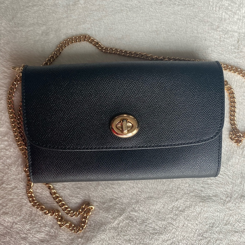 COACH GOLD CHAIN CROSSBODY!